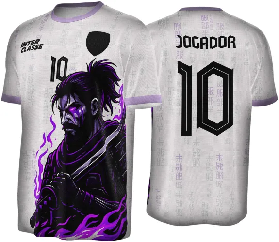 Camisa branca com estampa frontal de samurai preto e roxo segurando espada, número 10 e texto INTER CLASSE na frente, nome JOGADOR e número 10 em preto nas costas, detalhes em símbolos cinza e roxo no fundo, gola e punhos roxos.