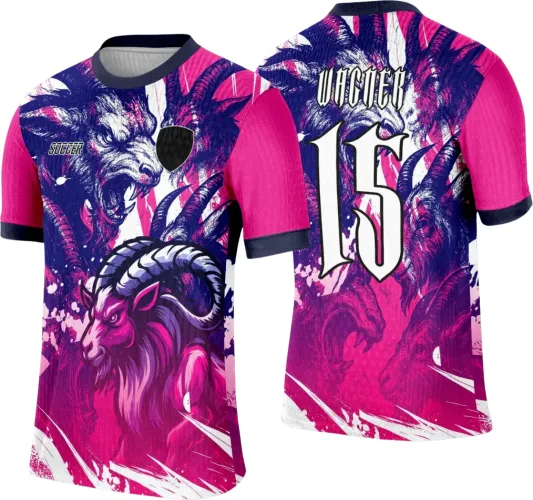 Camisa com cabras roxas e rosas na frente e costas, fundo branco com listras verticais, mangas rosa e detalhes escuros; texto 'SOCCER' na frente, número 15 grande e 'WAGNER' nas costas.