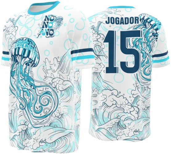 Camisa branca com arte de água viva azul e detalhes em ondas azuis na frente e costas; frente com texto NONONONO em azul escuro e costas com número 15 e texto JOGADOR na cor azul escuro.