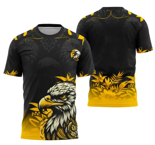 Camisa preta com grande desenho de águia branca e amarela na parte inferior direita da frente, escudo pequeno com águia no peito esquerdo, detalhes florais e folhagens amarelas no degradê inferior e nas mangas. Costas com fundo preto e folhagens amarelas no degradê.