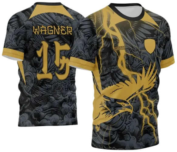 Camisa com águia dourada voando e relâmpagos amarelos na frente com fundo escuro de grafismos; costas com fundo escuro, nome WAGNER em amarelo, número 15 e texto JOGADOR em amarelo.