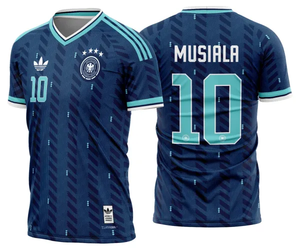 Camisa de futebol Alemanha com logo no peito e estampa grande nas costas que destaca detalhes modernos e design sofisticado em tons tradicionais, ideal para torcedores que buscam autenticidade e estilo marcante.