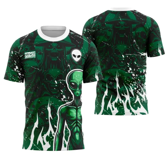 Camisa de manga curta com estampa frontal de alienígena verde destacado e símbolos de alien, fundo escuro com figuras sombreadas de alienígenas e manchas brancas; nas costas, diversas figuras alienígenas sombreadas sobre fundo verde com chamas brancas na parte inferior.