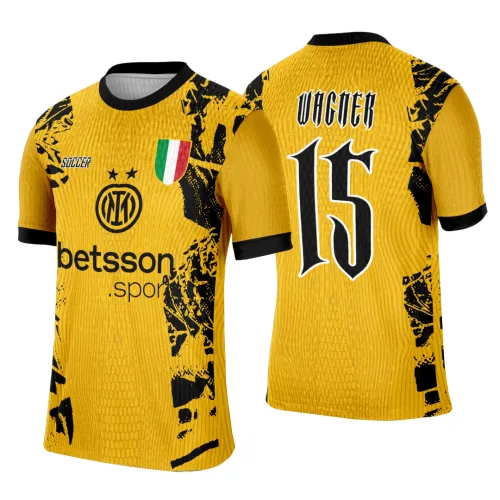 Camisa amarela com detalhes pretos em pintura nas laterais, gola e punhos pretos. Frente traz escudo tricolor verde, branco e vermelho, logo SOCCER, círculo INT com estrelas e texto betsson.sport. Nas costas, nome VICNER e número 15 em fonte gótica.