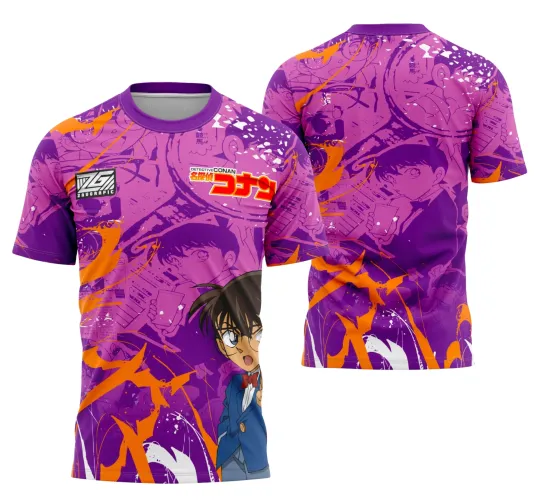 Camisa com frente roxa e detalhes laranja apresentando personagem anime de blazer azul e gravata borboleta vermelha, logo DETECTIVE CONAN e marca 2augraphic. Costas roxas com degradê e detalhes laranja, mesma figura do personagem segurando copo.