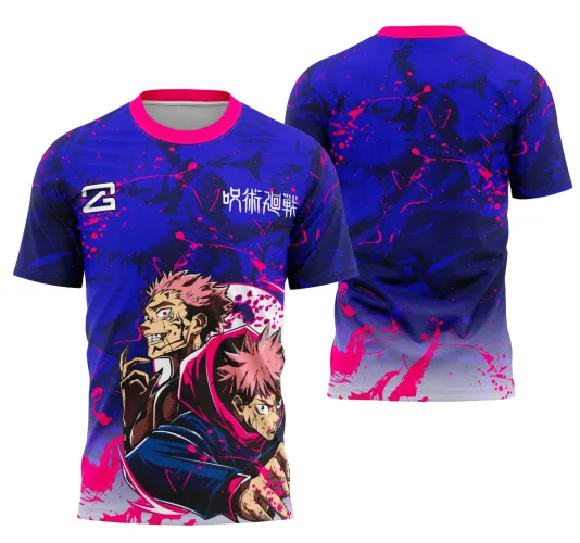 Camisa com frente que apresenta dois personagens de anime em destaque, fundo azul com respingos rosa e texto em japonês branco, costas com fundo degradê azul para cinza e detalhes em rosa vibrante, gola rosa.