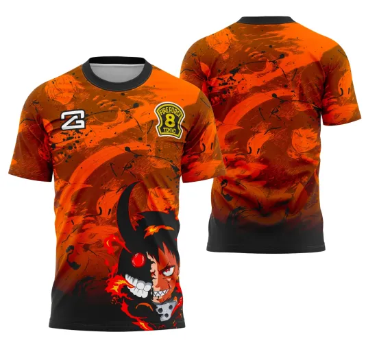 Camisa com fundo degradê laranja e preto, frente com rosto feroz de personagem anime com chamas e escudo FIRE FORCE 8 TOKYO, costas com rostos em tons laranja e fundo escurecido, gola preta