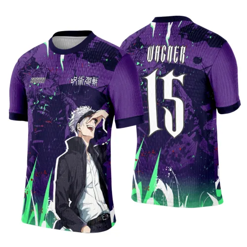 Camisa roxa com personagem anime masculino de cabelo branco na frente, detalhes em verde e textos em japonês e 'SOCCER', nas costas nome 'WAGNER' e número 15 em branco sobre fundo roxo com degradê para verde.