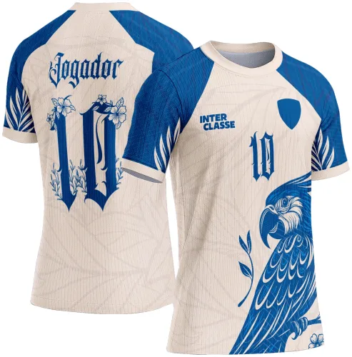 Camisa com base bege claro e mangas azul royal, destacando na frente uma arara azul detalhada e o número 10 junto com o texto INTER CLASSE. Nas costas, número 10 com flores e o texto JOGADOR em azul, completando o design.