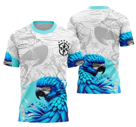 Camisa com estampa frontal grande de arara azul vibrante em tons de turquesa e preto, fundo branco com desenho cinza em relevo da ave, escudo preto CBF com cinco estrelas no peito, mangas e costas com arara azul e detalhes cinza.