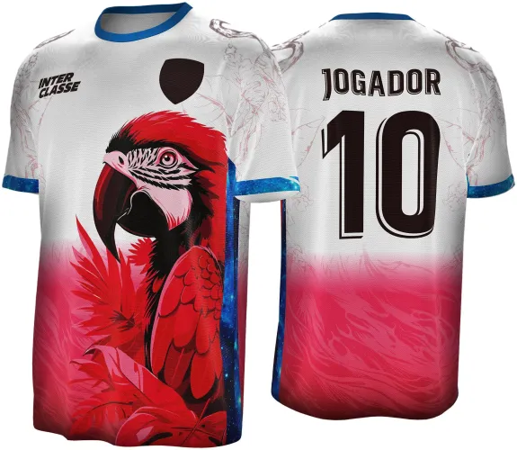Camisa branca com degradê vermelho e estampa frontal de arara vermelha, textos INTER CLASSE na frente e JOGADOR 10 nas costas, gola e mangas azuis com padrão galaxy, detalhes em folhagens vermelhas no corpo.
