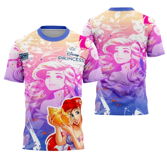 Camisa com arte da Ariel em degradê rosa, lilás e azul, na frente a princesa segurando uma concha e o texto Disney PRINCESS, e nas costas várias imagens da Ariel em tons suaves com borboletas e folhas.