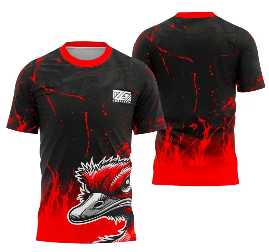 Camisa preta com gola e detalhes em vermelho, destacando na frente a cabeça de avestruz em preto, branco e vermelho com chamas vermelhas na parte inferior e detalhes de rachaduras. Nas costas, padrão sutil do avestruz e chamas vermelhas no fundo.