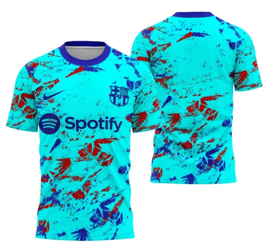 Camisa azul claro com padrões abstratos em azul escuro e vermelho na frente e costas, escudo do Barcelona azul no peito esquerdo, logo Spotify e swoosh Nike em azul escuro na frente, gola azul escura.