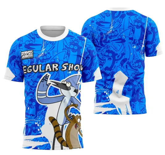 Camisa azul com arte do pássaro animado em pose de saudação na frente em branco e azul, texto parcial 'EGULAR SHO', fundo com padrão de vários desenhos do pássaro em diferentes expressões, mangas e gola brancas, e detalhes em respingos brancos.
