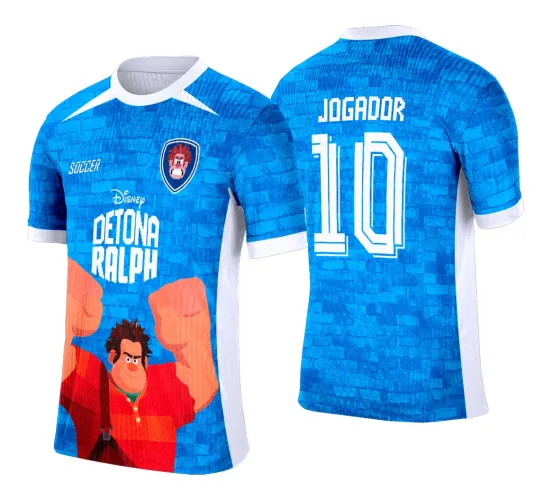Camisa azul claro com padrão de tijolos, frente com figura de Ralph musculoso em vermelho e textos Disney DETONA RALPH e SOCCER brancos, costas com nome JOGADOR e número 10 grandes em branco.