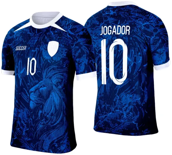Camisa azul com detalhes em diferentes tons de azul, leão estilizado na parte da frente, números 10 grandes e textos Soccer e Jogador em branco, gola e punhos brancos.