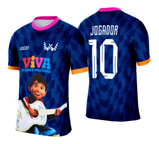 Camisa infantil azul escuro com padrões geométricos, gola rosa e punhos laranja. Frente com garoto alegre tocando violão branco, texto colorido 'ViVA A VIDA É UMA FESTA' e detalhes brancos. Costas exibem número 10 e nome JOGADOR em branco.