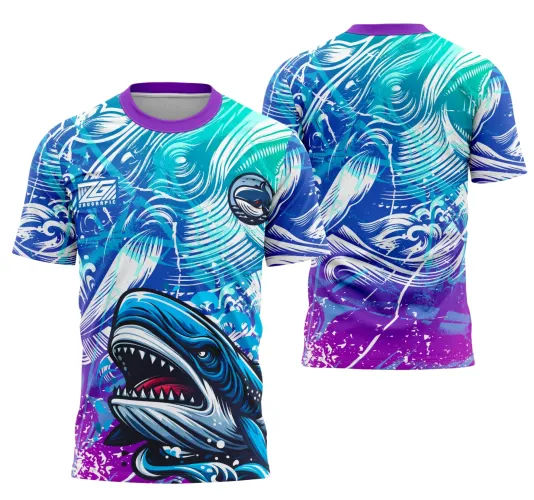 Camisa com arte de baleia oceânica azul em degradê de azul para roxo. Na frente, baleia grande com boca aberta, logo 2G Zaugrafic e escudo com baleia. Nas costas, baleia estilizada em azul e roxo com ondas brancas.