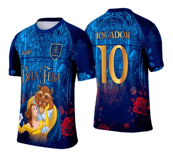 Camisa azul escura com arte da Bela e a Fera sorrindo na frente, letras douradas e escudo com rosa. Nas costas número 10 e texto JOGADOR em dourado, fundo com rosas vermelhas e padrão estilo vitral.