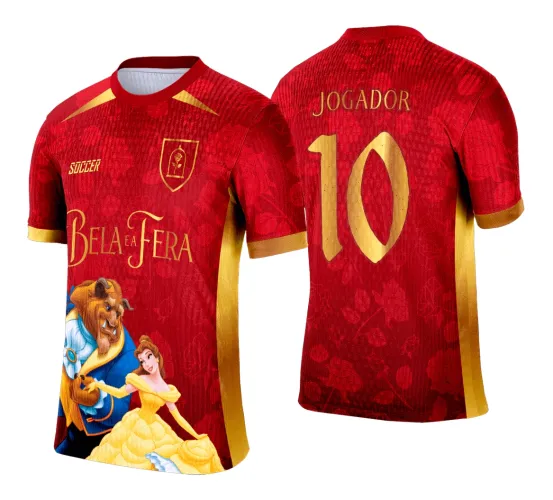 Camisa predominante vermelha com detalhes dourados nas mangas e laterais, apresenta na frente os personagens Bela e a Fera com textos dourados, nas costas aparece o nome JOGADOR e o número 10 também em dourado, fundo com padrão floral discreto.