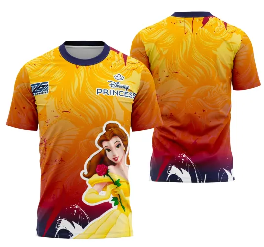 Camisa com frente ilustrando a princesa Bela de Disney em destaque segurando uma rosa vermelha sobre fundo degradê laranja a vermelho com detalhes em branco e textos Disney PRINCESS e DGA. Costas com contorno da princesa em degradê nas cores laranja para vermelho.