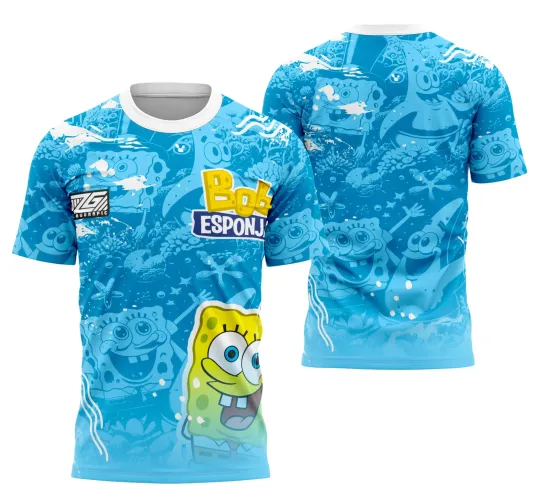 Camisa azul com arte do Bob Esponja na frente em amarelo vibrante e várias ilustrações do personagem e Patrick nas costas em tons claros de azul, com degrade e fundo subaquático, texto 'Bob Esponja' em amarelo e branco visível na frente.