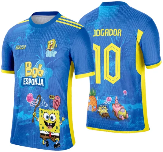 Camisa azul com detalhes amarelos, Bob Esponja na frente segurando rede e Gary na cabeça, texto Bob Esponja, costas mostram Bob Esponja e Patrick na praia, casa abacaxi, número 10 e texto JOGADOR em amarelo.