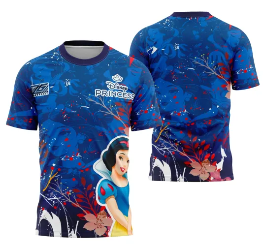 Camisa azul com estampa da Branca de Neve em destaque na frente, rostos em tons de azul escuro no fundo, detalhes florais vermelhos e textos Disney PRINCESS e WG SUORAFIC. Costas seguem o mesmo padrão com detalhes florais e fundo azul.