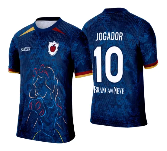 Camisa azul escuro com desenho da Branca de Neve em contorno colorido na frente, escudo com maçã vermelha no peito, detalhes vermelhos e amarelos na gola e mangas, e nas costas o texto JOGADOR, número 10 e BRANCA DE NEVE em branco.