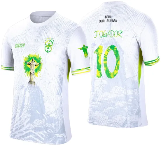 Camisa branca com gráfico do Cristo Redentor em verde e amarelo no centro da frente, brasão da seleção e texto 'SOCCER'. Nas costas, número 10 em aquarela verde e amarelo com o nome 'JOGADOR' e texto 'BRASIL CRISTO REDENTOR'. Mangas com listras verdes e amarelas e figura do Cristo Redentor na manga.