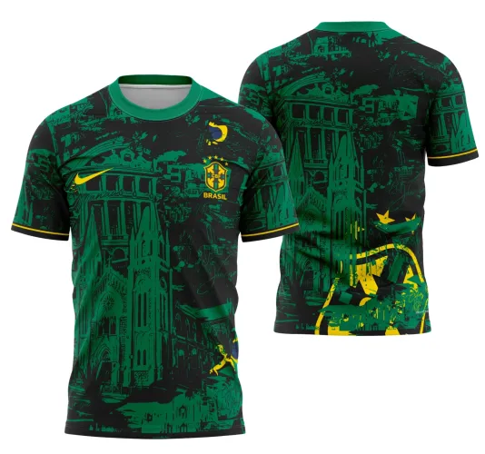 Camisa com padrão urbano em verde escuro e preto, com logo CBF amarelo e texto BRASIL na frente, detalhes em amarelo no peito e mangas. Nas costas, padrão repetido com grande logo estilizado amarelo na parte inferior.