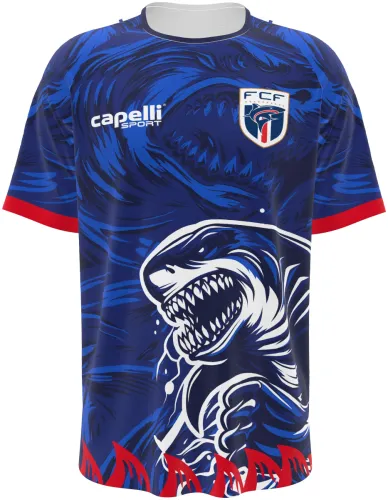 Camisa conceito de Cabo Verde 2026 azul com um tubarão desenhado no peito, frente e costas