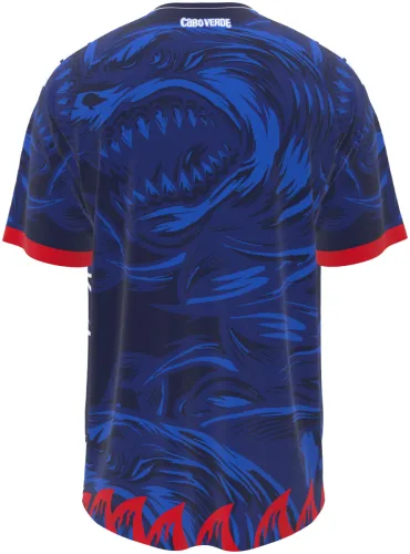 Camisa conceito de Cabo Verde 2026 azul com um tubarão desenhado no peito, frente e costas