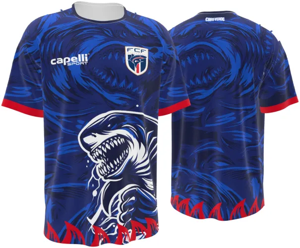 Camisa conceito de Cabo Verde 2026 azul com um tubarão desenhado no peito, frente e costas