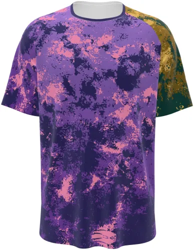 Mockup de camisa esportiva com estampa camuflagem grunge em roxo, rosa e dourado, manga raglan