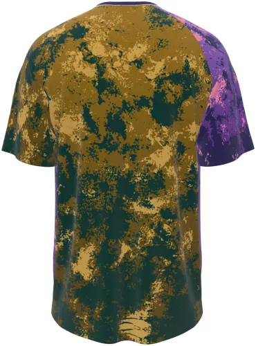 Mockup de camisa esportiva com estampa camuflagem grunge em roxo, rosa e dourado, manga raglan