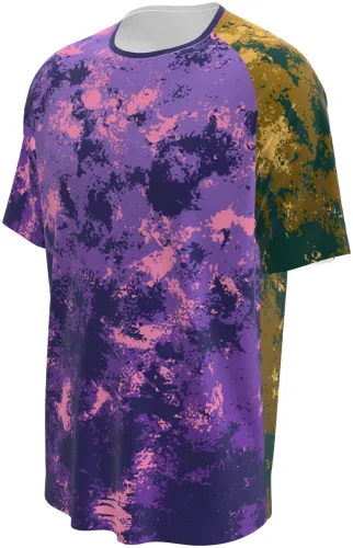 Mockup de camisa esportiva com estampa camuflagem grunge em roxo, rosa e dourado, manga raglan