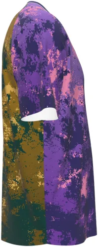 Mockup de camisa esportiva com estampa camuflagem grunge em roxo, rosa e dourado, manga raglan