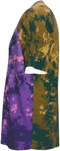 Mockup de camisa esportiva com estampa camuflagem grunge em roxo, rosa e dourado, manga raglan