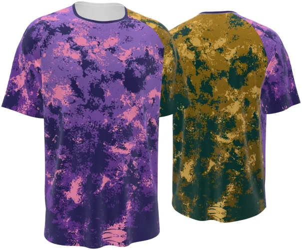 Mockup de camisa esportiva com estampa camuflagem grunge em roxo, rosa e dourado, manga raglan