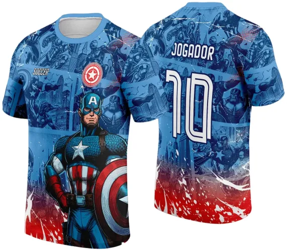 Camisa azul com arte do Capitão América em pé segurando escudo vermelho, branco e azul na frente, com fundo em estilo quadrinhos azul escuro; costas com número 10 em branco e nome JOGADOR, fundo com personagens em quadrinhos e degradê vermelho na base.