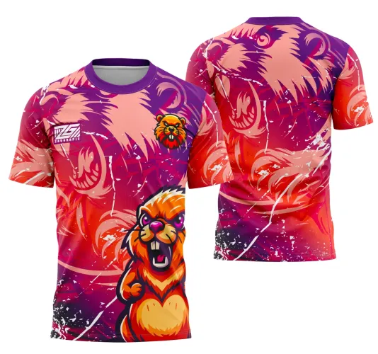 Camisa com fundo em degradê vermelho e roxo, frente com castor laranja estilizado, logotipo branco, costas com grande rosto de castor rugindo em rosa e roxo, efeito gráfico desgastado e detalhes em rosa claro.