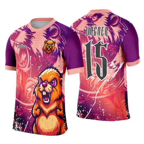 Camisa com frente ilustrada por castor laranja expressivo em fundo rosa e roxo, mangas roxas; costas com grande número 15, texto JOGADOR e figura de castor marcado em vermelho e roxo.