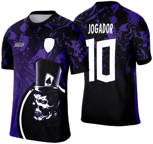 Camisa preta e roxa com estampa frontal de caveira branca de cartola preta com símbolo de espadas, texto SOCCER e escudo branco na frente, costas com várias caveiras roxas, nome JOGADOR e número 10 em branco.