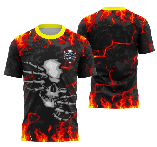Camisa preta com estampa frontal de caveira cinza envolvendo as mãos esqueléticas, chamas vermelhas e amarelas na base e ombros, costas com flores pretas e veias vermelhas, gola amarela, pequeno emblema de caveira azul no peito.