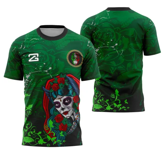 Camisa verde escura com estampa frontal de caveira mexicana feminina com cabelo azul e vermelho adornado por rosas vermelhas. Fundo floral verde domina frente e costas, com escudo INTER CLASSE e logo branco, gola preta.