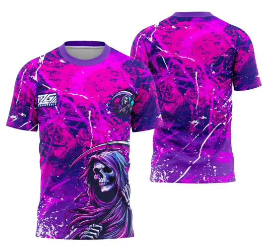 Camisa com frente em tom roxo vibrante com efeito degradê azul escuro e estampa do ceifador segurando uma foice, detalhes em branco simulando respingos, logo ZAGRAFIC no peito esquerdo e mascote ceifador no peito direito; costas seguem o padrão com rabiscos e respingos brancos sobre roxo.
