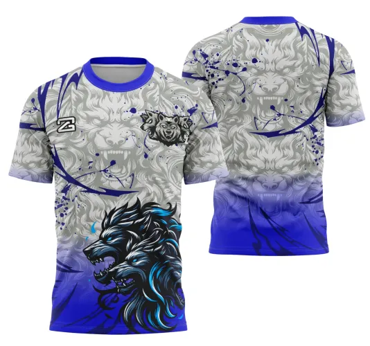 Camisa com estampa que destaca Cérbero preto e azul na frente, fundo cinza com padrão de leão em tom claro e gola azul. Nas costas, leão grande desenhado em cinza claro com degradê azul na parte inferior e detalhes gráficos em azul.