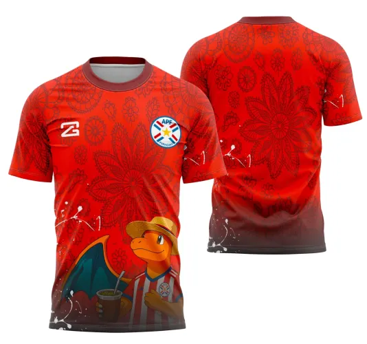 Camisa vermelha com padrão floral preto, Charmander na frente usando chapéu de palha e camiseta listrada vermelha e branca, escudo APF Paraguay no peito esquerdo e logo ZG no direito; costas com o mesmo padrão floral e degradê preto na parte inferior.